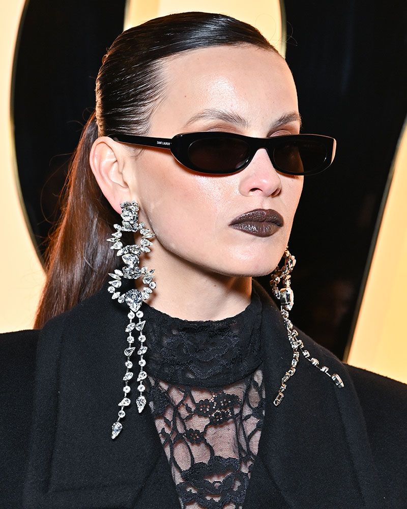 Milena Smit en el desfile de Saint Lauren en Paris Fashion Week