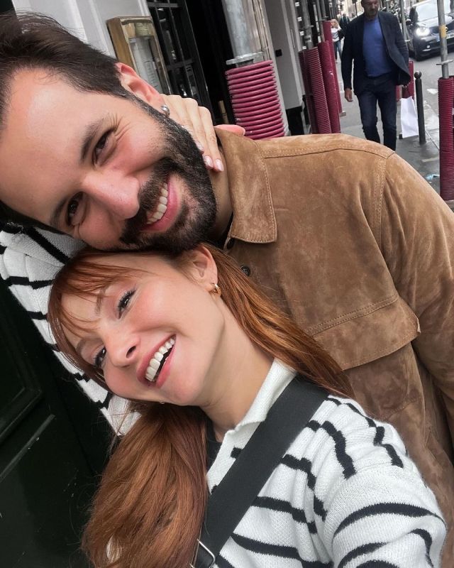 Başak Gümülcinelioğlu y Çağrı Çıtanak, de 'Love is in the air', han viajado a París coincidiendo con su primer aniversario de boda y del cumpleaños del actor