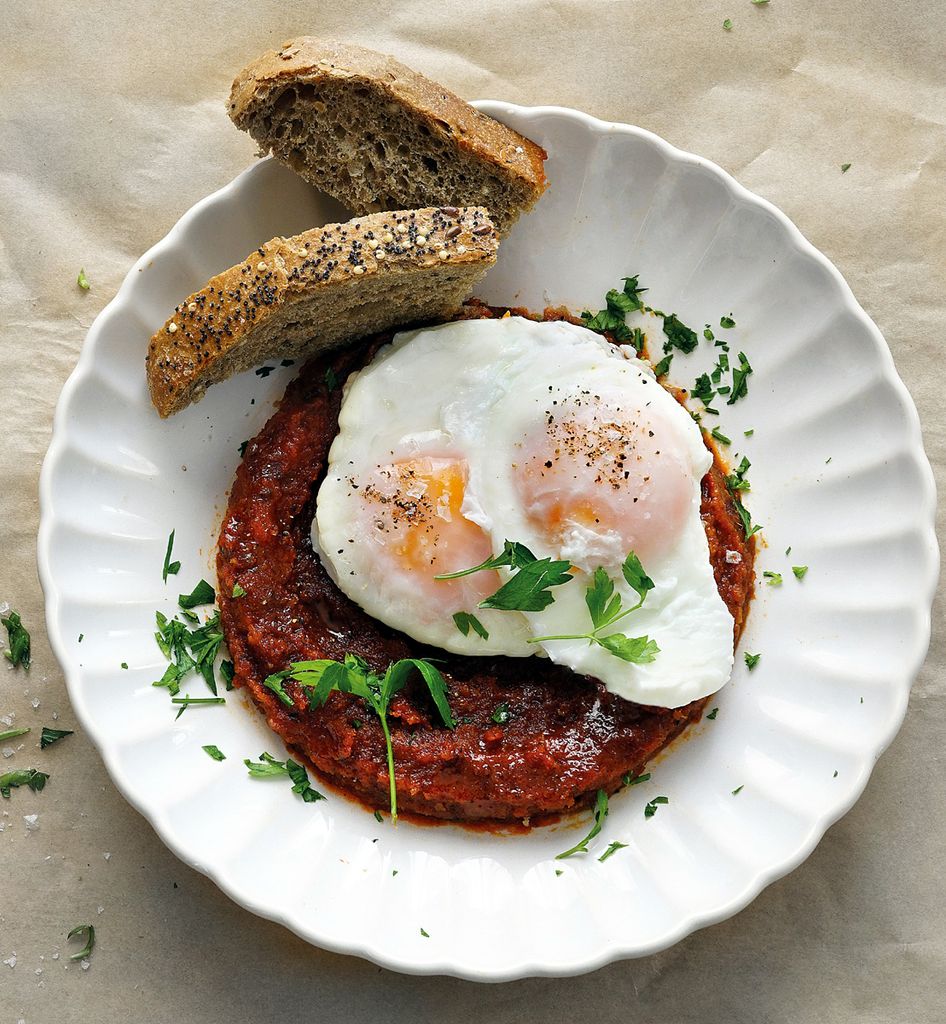 Huevos con chistorra y dátiles. 