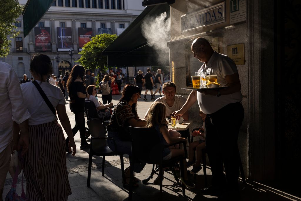 Los expertos explican que una “cúpula de calor” atrapada sobre Europa está provocando temperaturas propias de julio y agosto en plena primavera