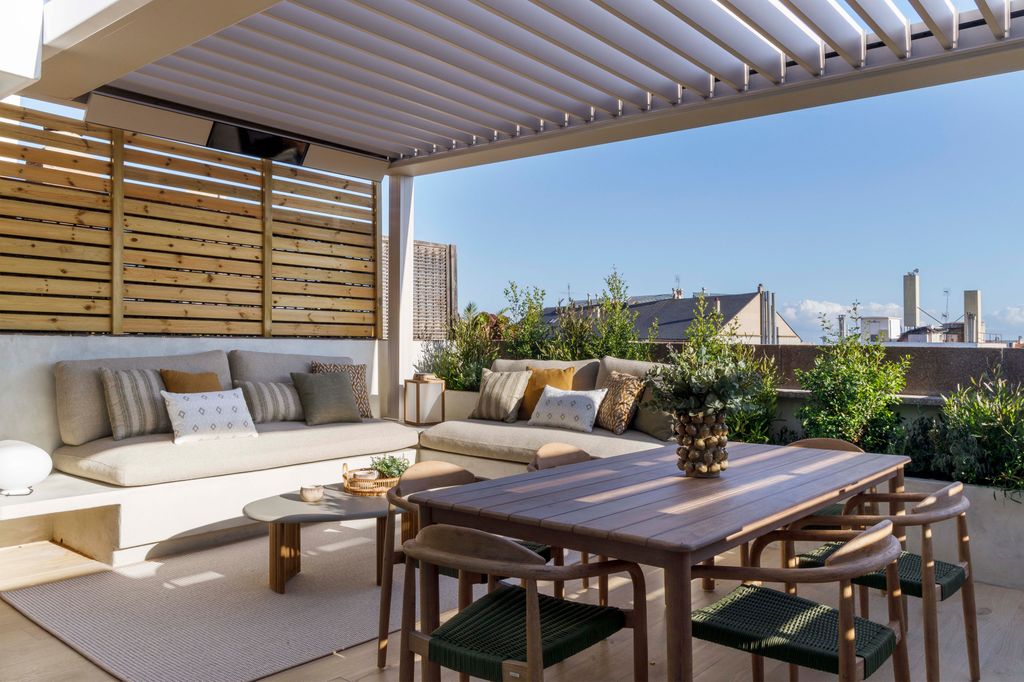 Terraza con estar y comedor de exterior. 