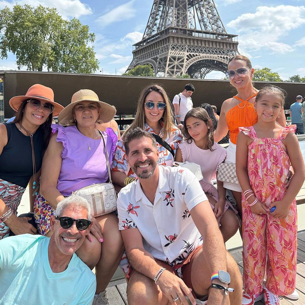 Adamari López y su hija Alaïa con amigos