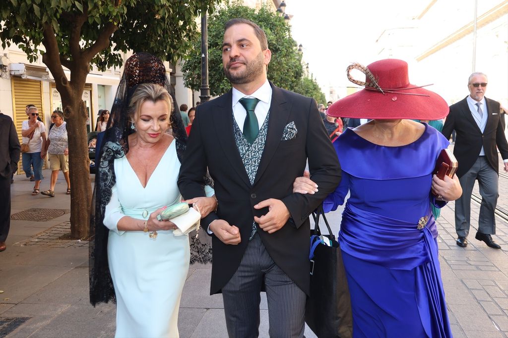 Antonio Tejado junto a su madre, María José Vargas, en la boda de su hermano Chema