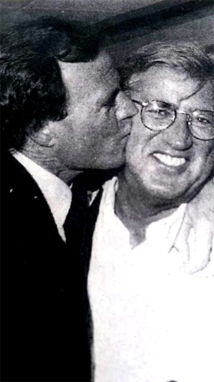 Julio Iglesias da un beso a Pepe Domingo
