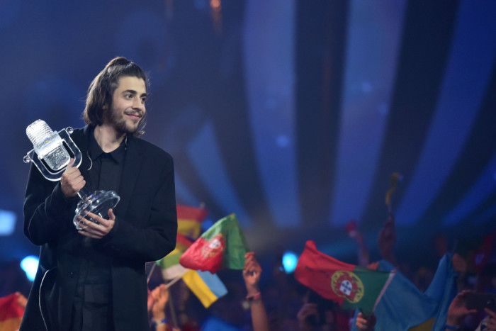 Salvador Sobral con el micrófono de cristal de Eurovisión