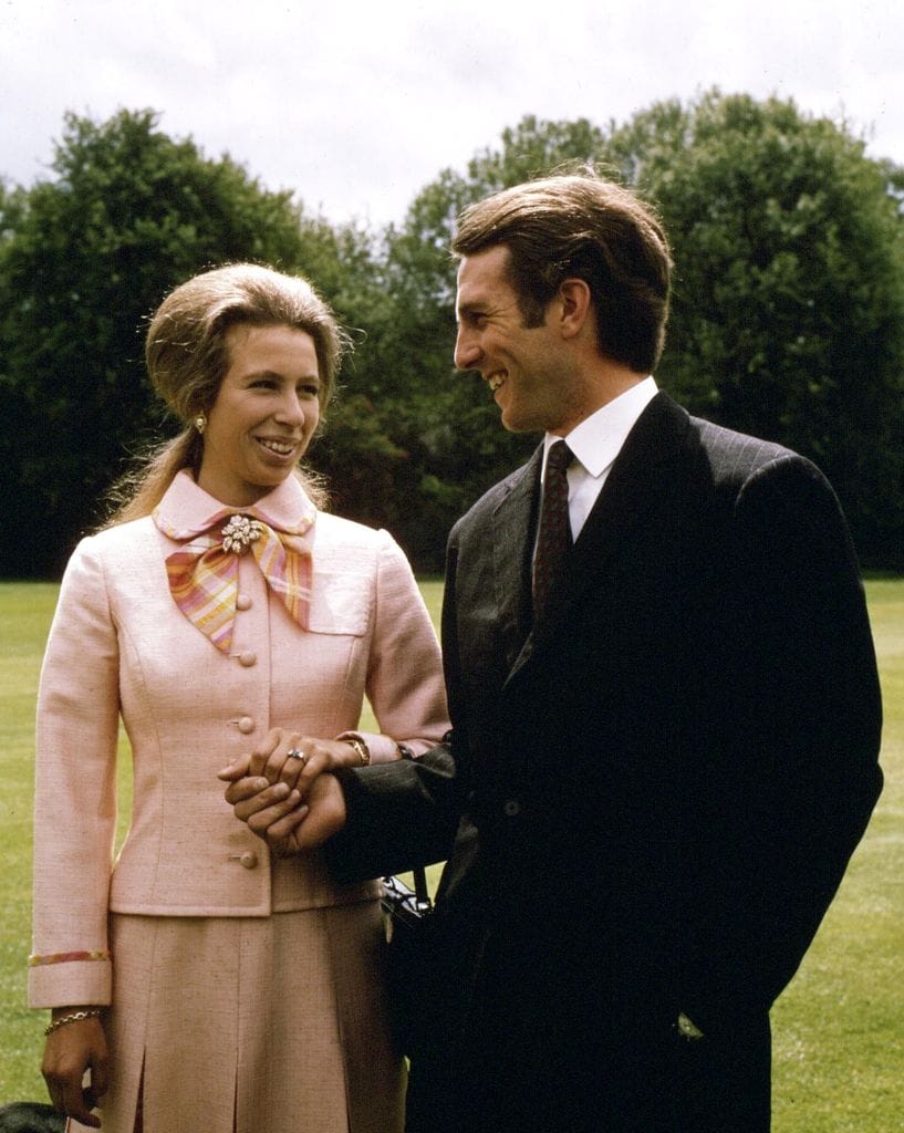 Plano medio de La princesa Ana y Mark Phillips cogidos de la mano