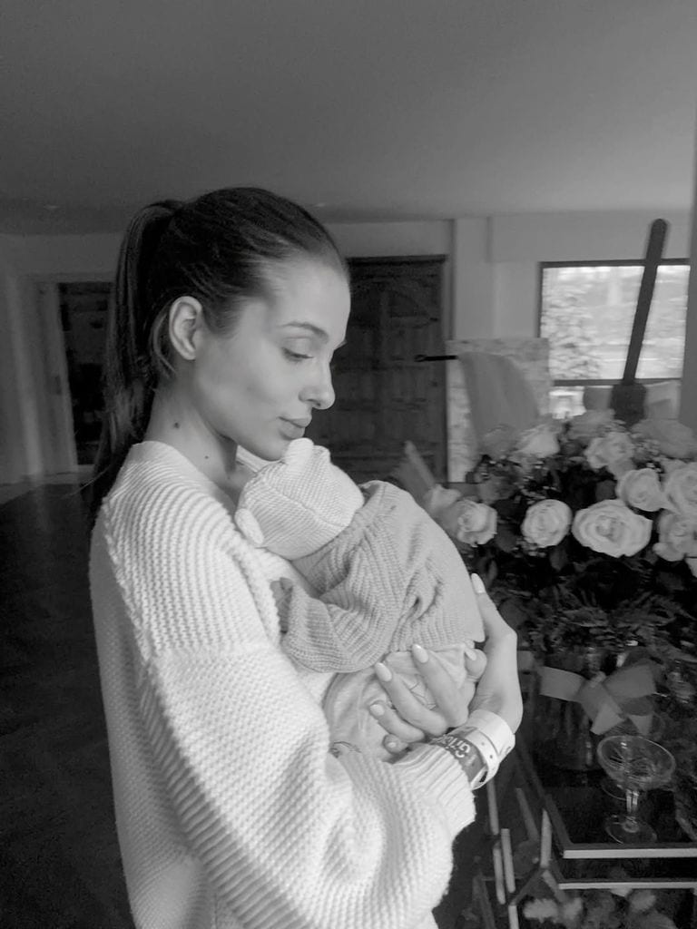 La creadora de contenido con su hija recién nacida