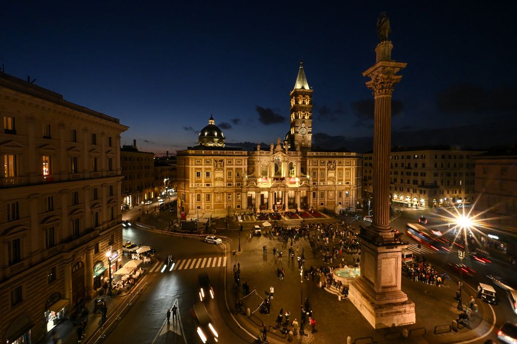 Esta fotografía muestra una vista general de la Basílica de Santa María la Mayor, el lugar de descanso final del fallecido Papa, un día antes de su funeral, en Roma, el 25 de abril de 2025.

 
