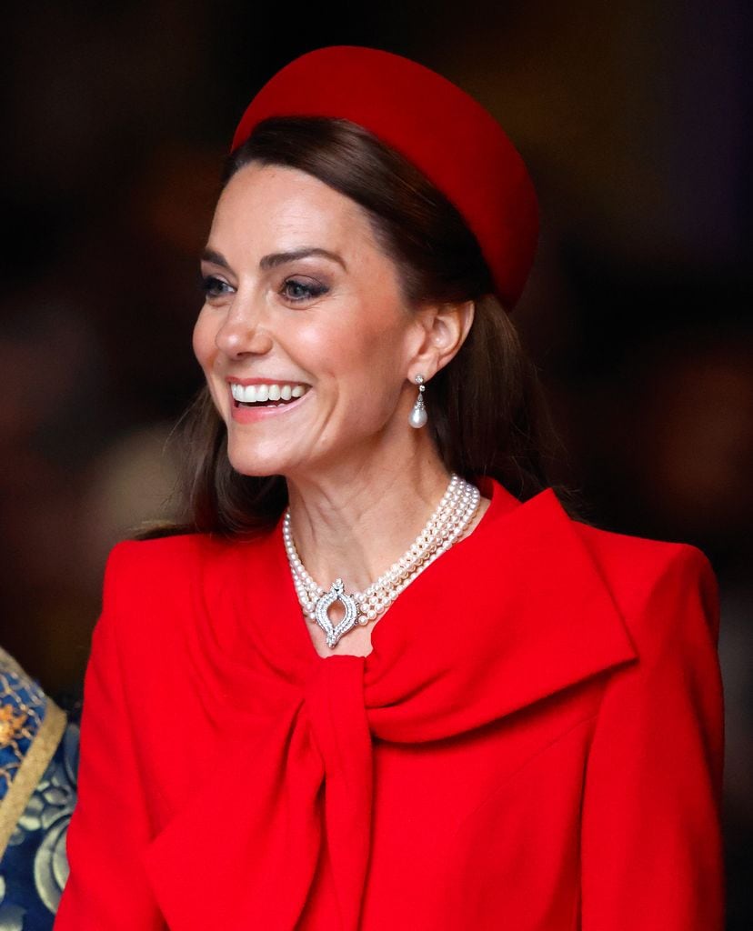 Kate Middleton, princesa de Gales, con los pendientes Collingwood.