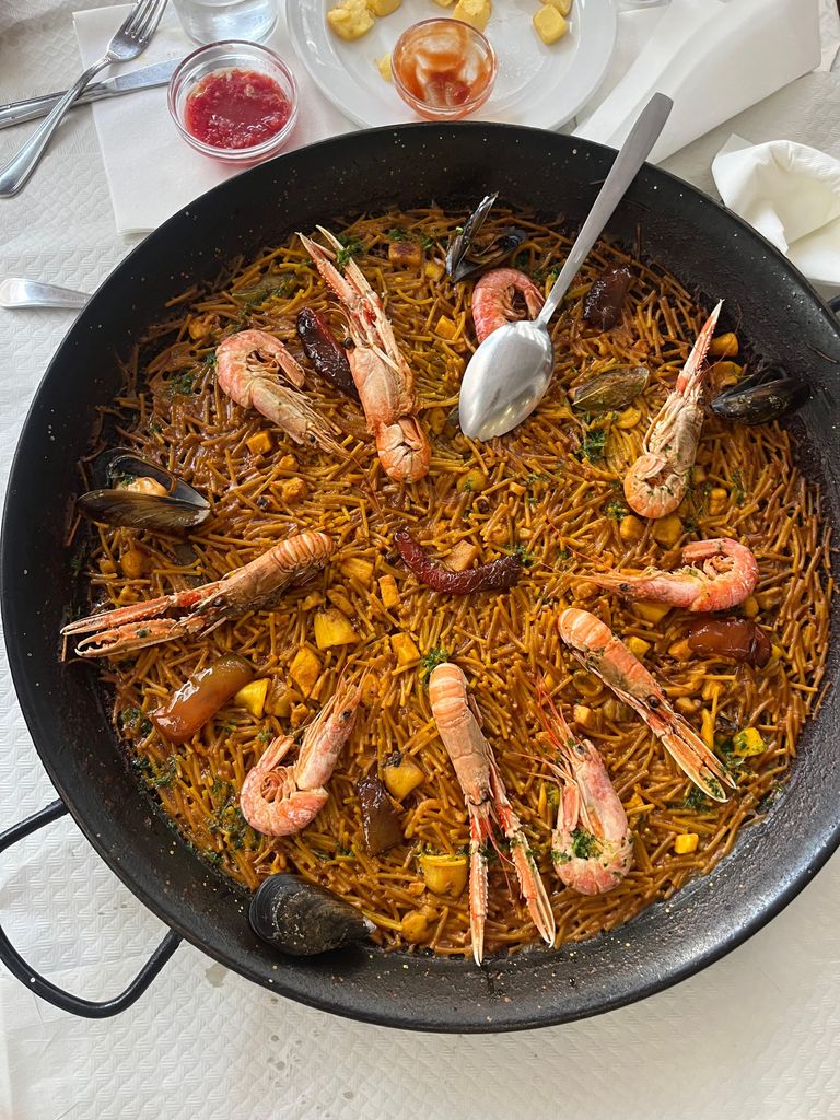 El caldo lo puedes personalizar según el tipo de fideuá o de arroz que vayas a preparar.