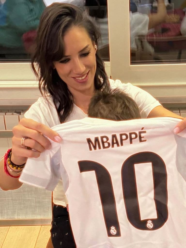 Patricia Pardo en el segundo cumpleaños de su hijo con una camiseta de Mbappé