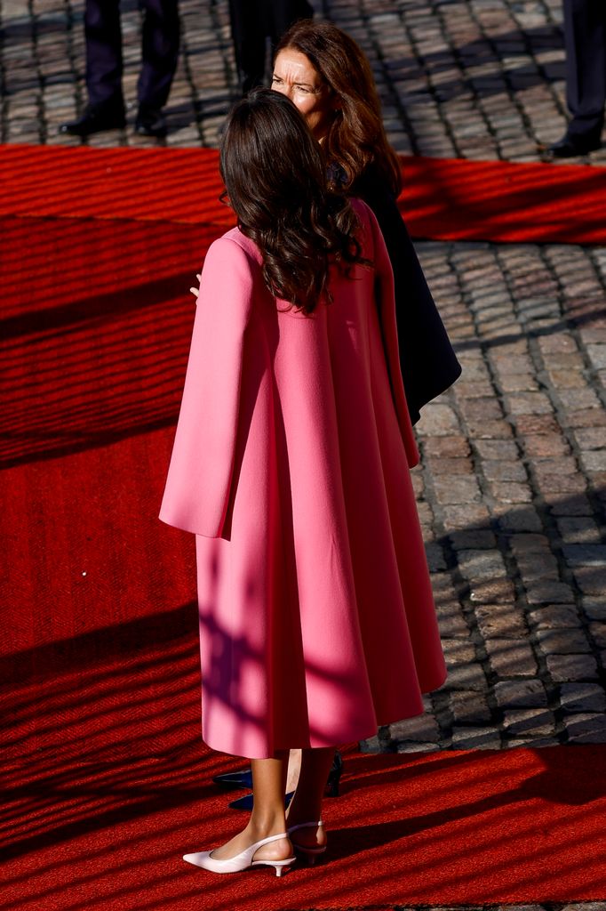 La reina Letizia con abrigo rosa de Carolina Herrera