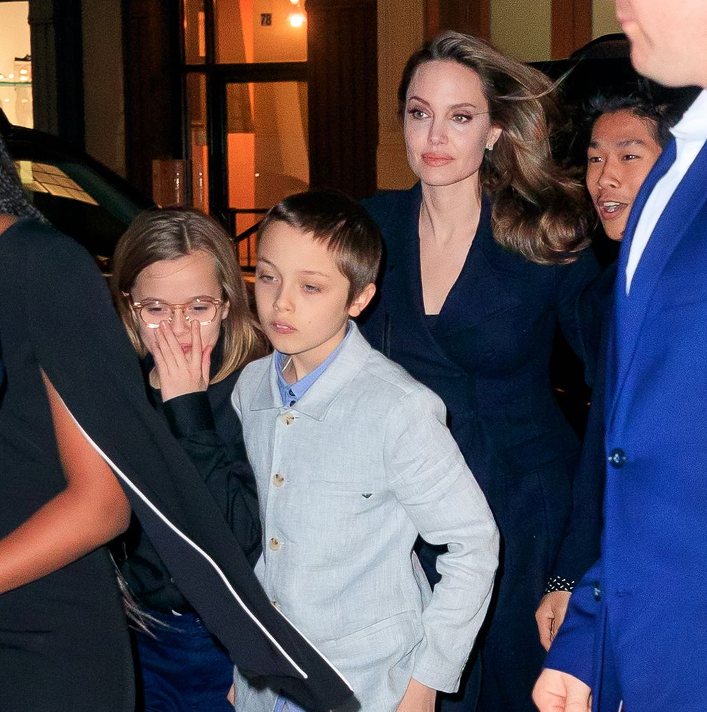 Angelina Jolie con sus hijos Pax, Vivienne y Knox en 2019 en Nueva York
