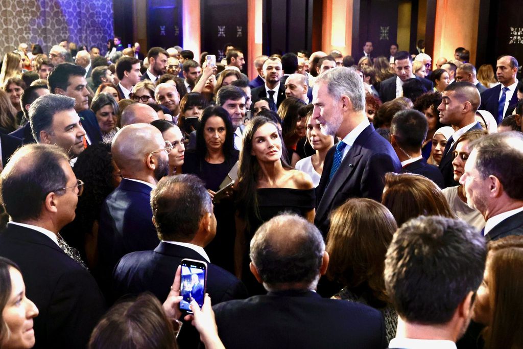 Los reyes Felipe y Letizia con la colectividad española en Egipto 
