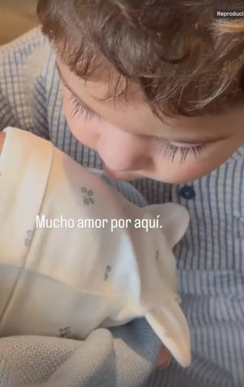 Benicio, feliz de su hermanito Noah