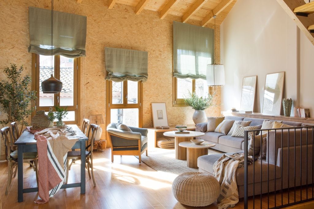 Salón con ventanas de madera.