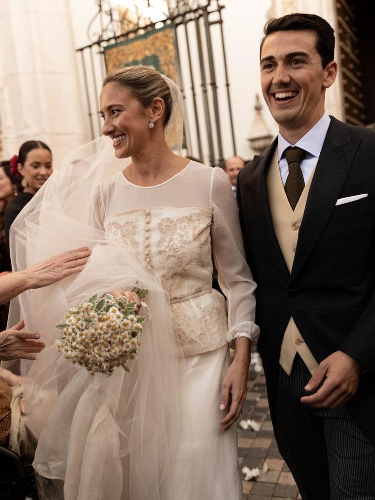 Vestidos de novia con cuerpos bordados o con textura Antonio García Studio