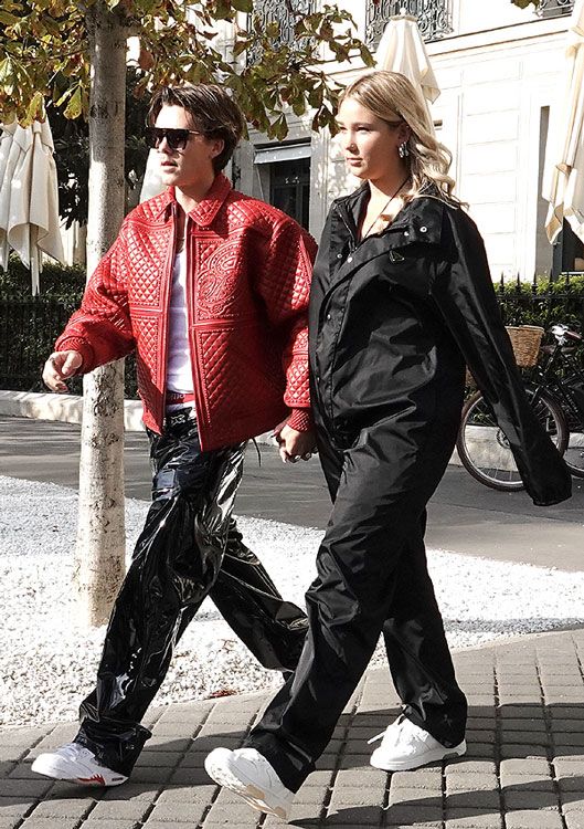 Cruz Beckham y Tana Holding
