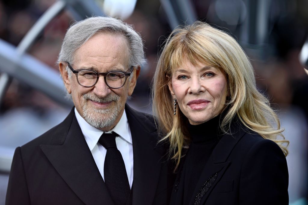 Steven Spielberg y Kate Capshaw se conocieron durante el rodaje de Indiana Jones y el templo maldito y desde entonces forman una de las parejas más sólidas y discretas de Hollywood