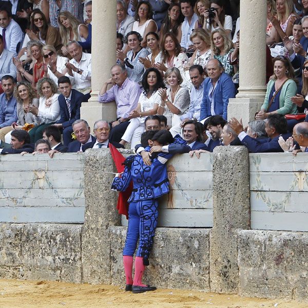 Uno de los momentos más bonitos de la tarde fue cuando Cayetano brindó su segundo toro a su hermano Francisco y ambos se fundieron en un cariñoso abrazo
