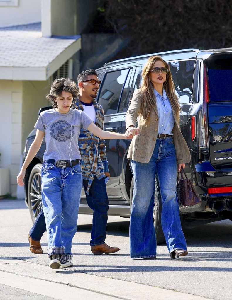 Jennifer Lopez lució muy guapa con unos jeans azules y un blazer beige de twee.