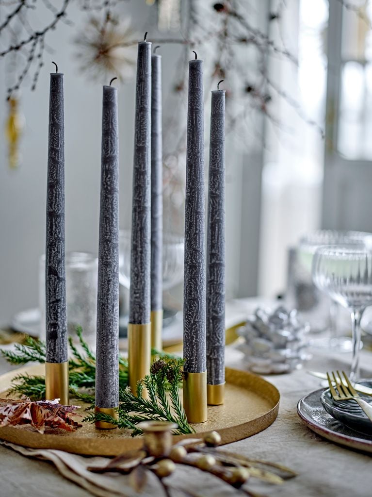 Mesa decorada con candelebro y velas altas