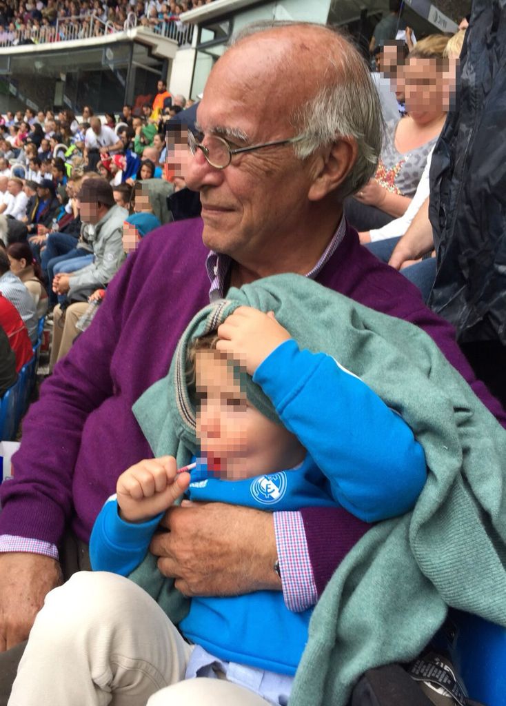 Carlos, con una camiseta del Real Madrid, en el fútbol con su abuelo Carlos Goyanes
