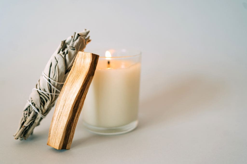 Limpia tu hogar o espacio de trabajo con un sahumerio o palo santo