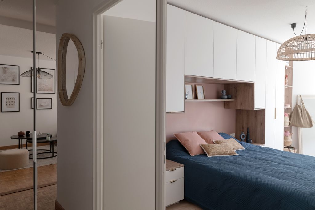 Dormitorio con mueble a medida.