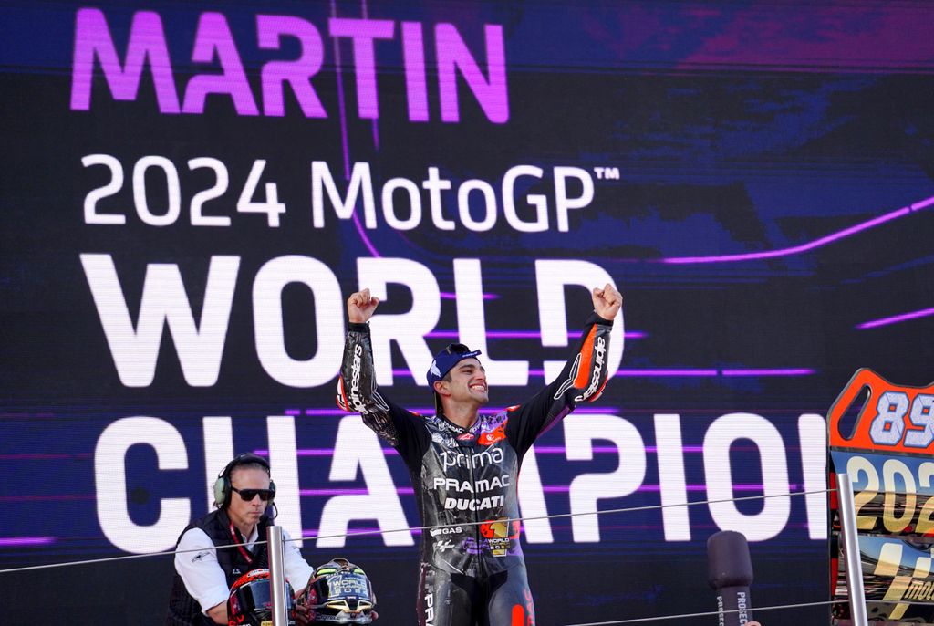 Plano medio de Jorge Martín celebrando su victoria en una carrera
