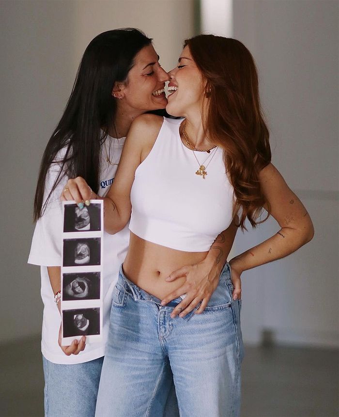Las dos creadoras de contenido están felices