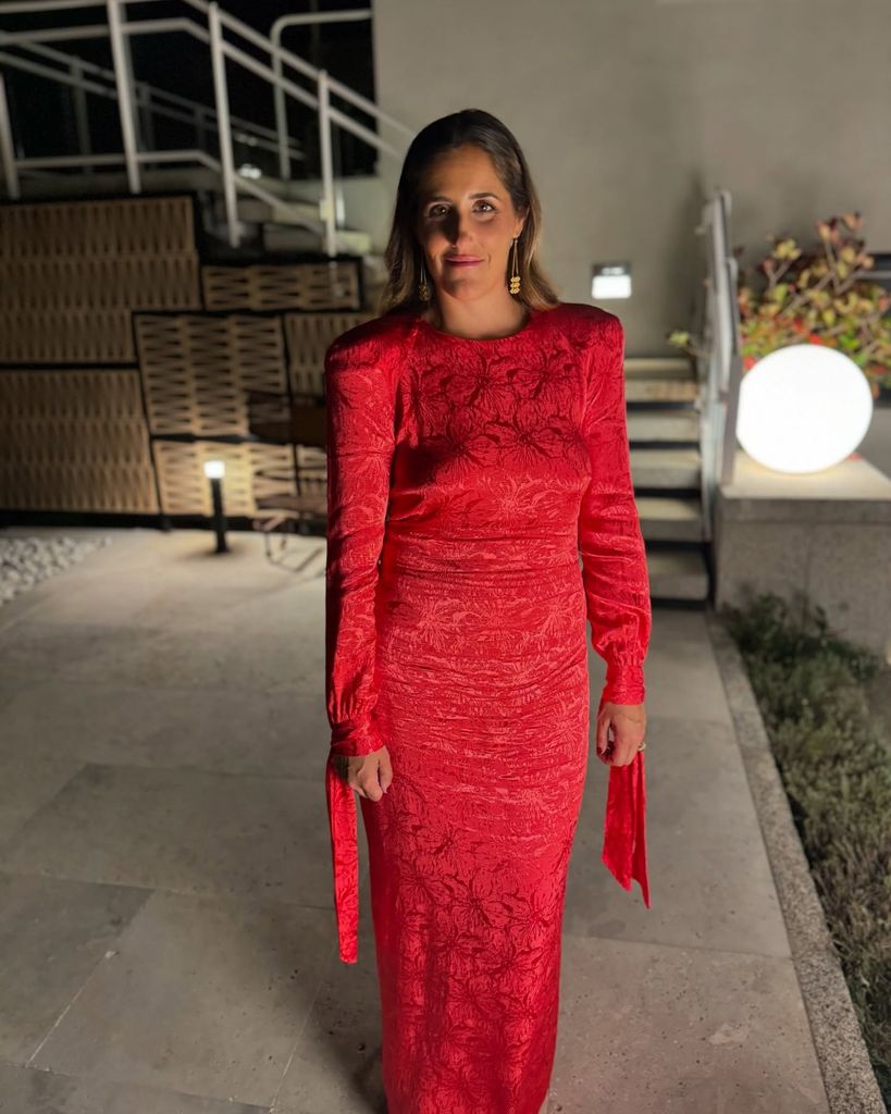 Ichi Aragón con vestido rojo de fiesta