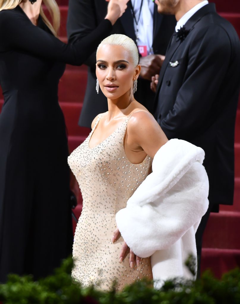 Para la Met Gala 2022, Kim Kardashian decoloró su melena para conseguir el rubio platinado de Marilyn Monroe.