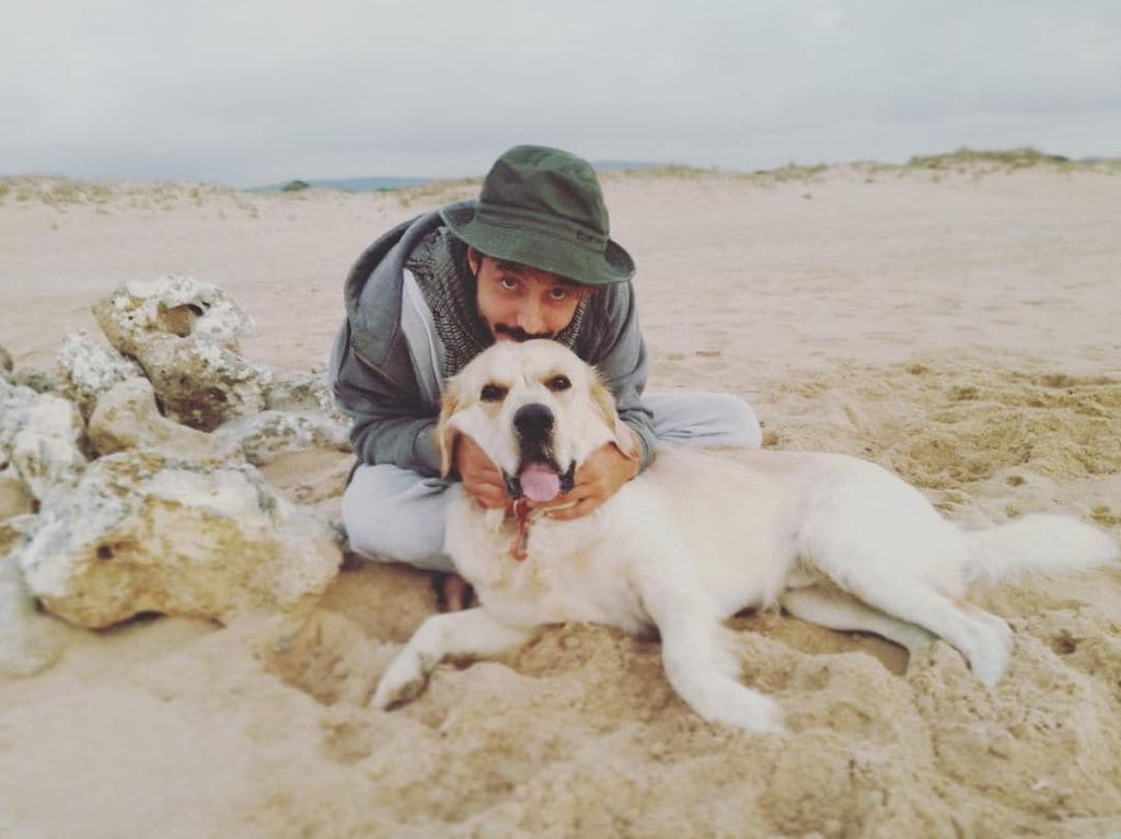Cosme con su perro, Rob, en la playa