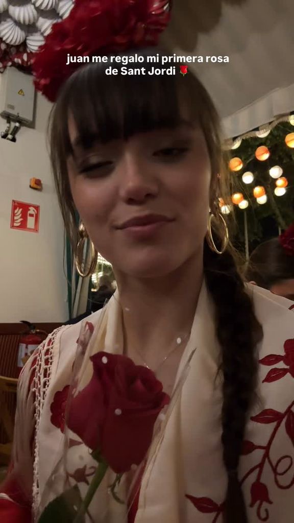 Daniela muestra la rosa que le ha regalado Juan
