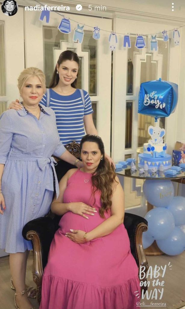 Nadia Ferreira con su mamá y su hermana