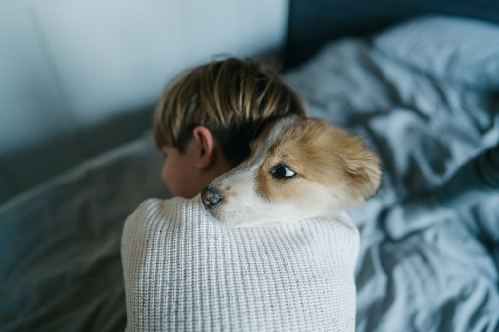 Niño abrazando a su perro