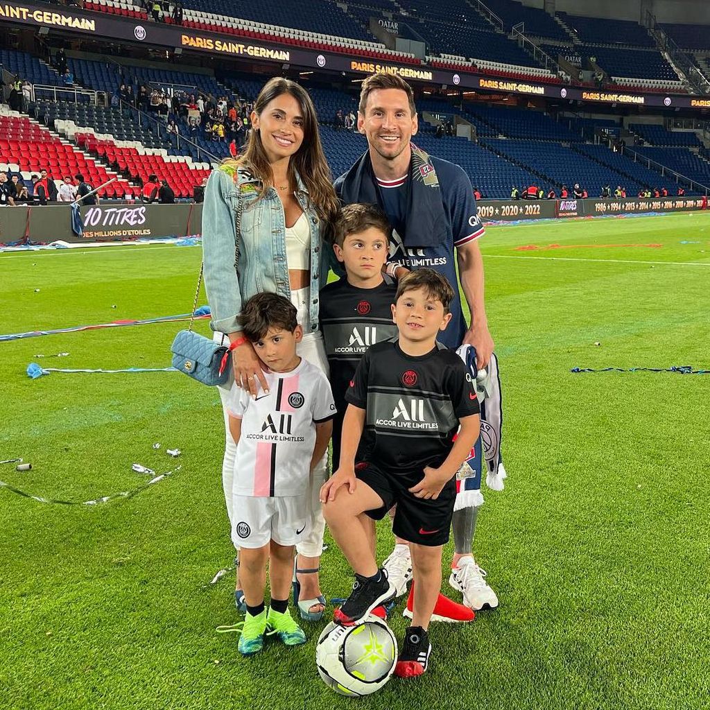 Lionel Messi y Antonela Roccuzzo con sus hijos