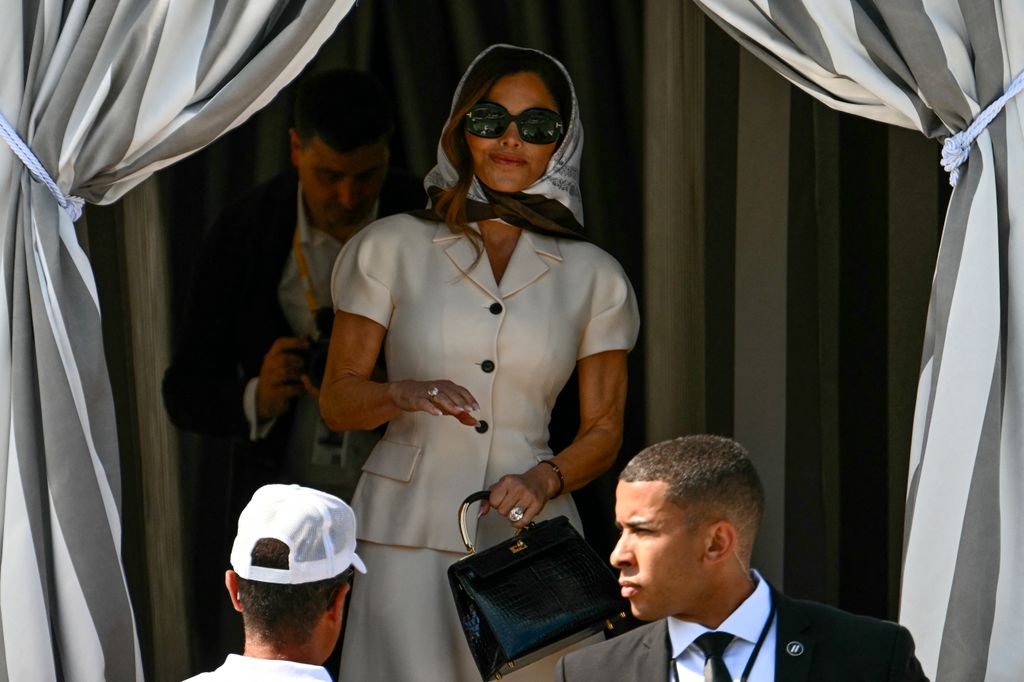 Los novios salen por separado antes de su ceremonia de bodas.   