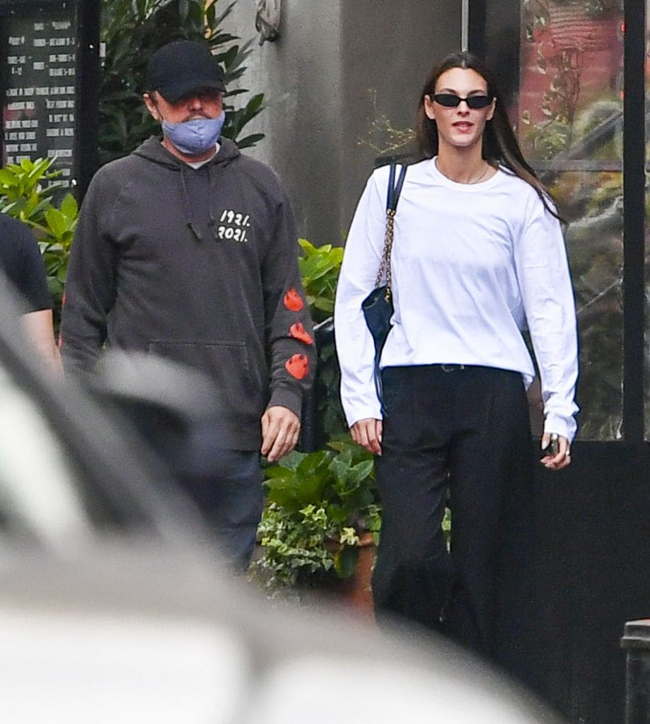 En un momento de su paseo, Leonardo DiCaprio y Vittoria Ceretti optaron por soltarse las manos.