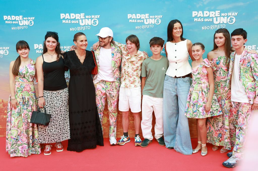 Victoria Federica de Marichalar y Santiago Segura, en el photocall del estreno de la película Padre no hay más que uno 5, en Madrid, el lunes 23 de junio de 2025. Sirena Segura, Calma Segura, Luna Fulgencio, Carlos González Morollón, Martina D'Antiochia, Samantha Vallejo-Nágera y Roscón.