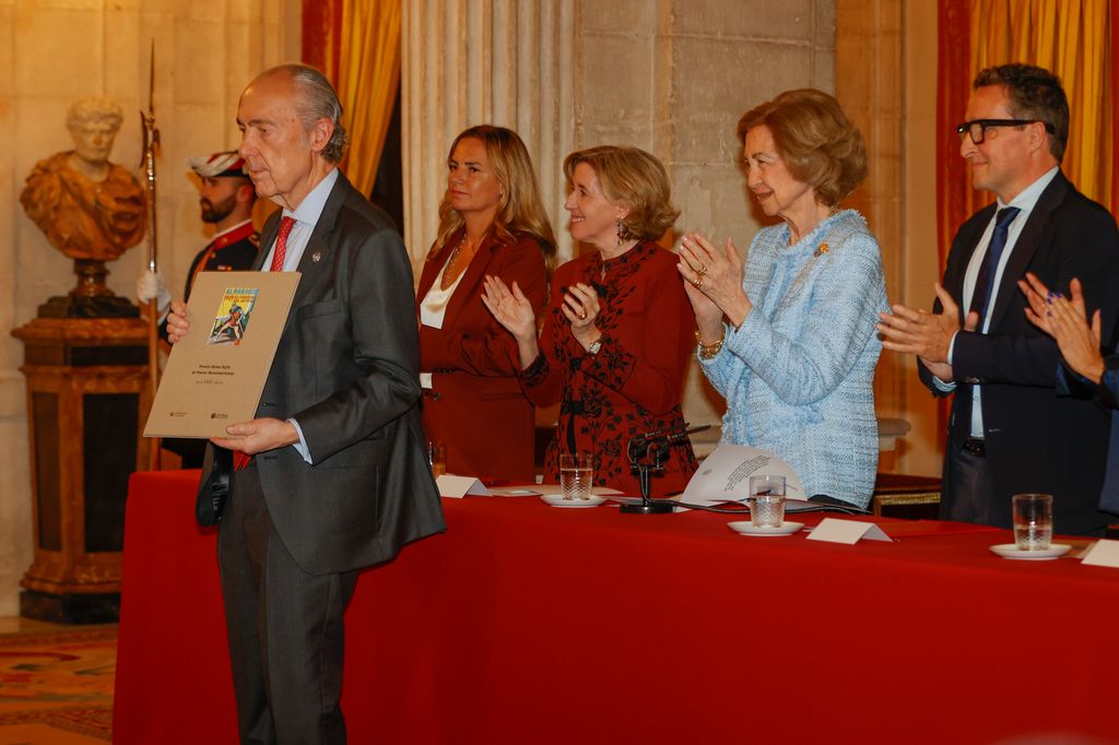 El poeta, es también traductor, ensayista y guionista