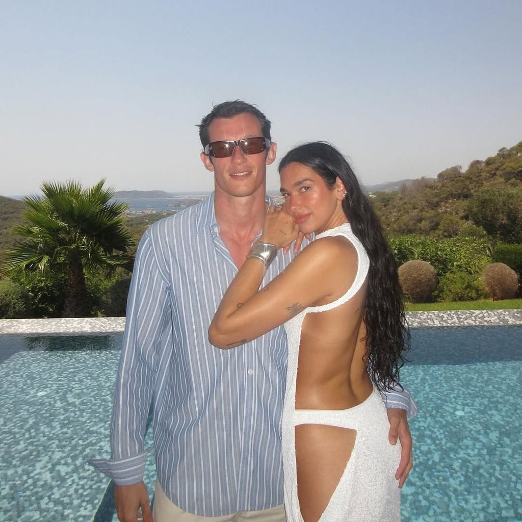 Dua Lipa con su novio Callum Turner
