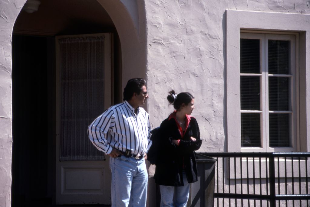 Robert Kardashian junto a su hija Kim Kardashian en 1996, a las puertas del Marymount High School de Los Ángeles, el colegio privado en el que estudiaba la futura empresaria