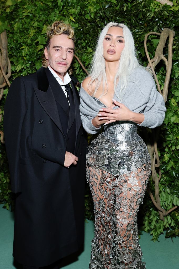 John Galliano junto a Kim Kardashian en la Met Gala del 2024.