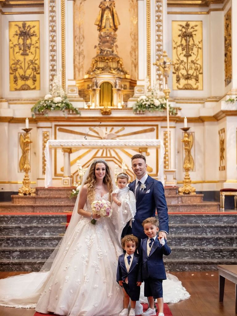 Diogo Jota y su mujer, Rute Cardoso, con sus hijos en el día de su boda