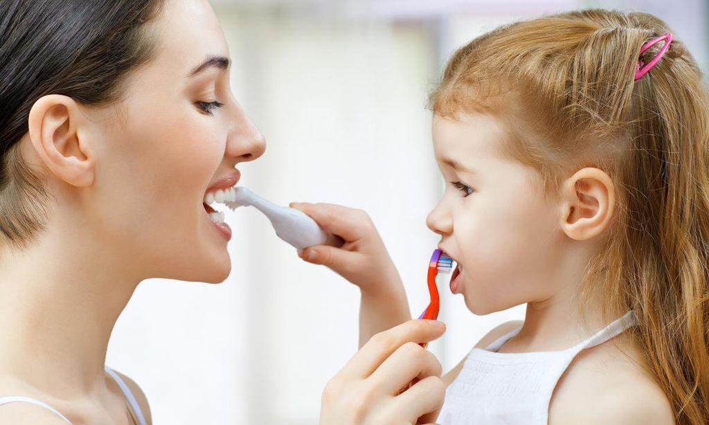 ni a y mam lanv ndose los dientes
