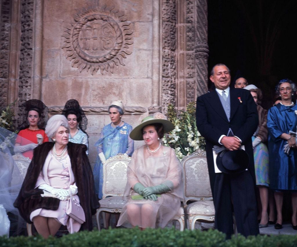 La reina Victoria Eugenia, con turbante, en la boda de la infanta Pilar de Borbón junto a  María de las Mercedes de Borbón y don Juan de Borbón, conde de Barcelona 
