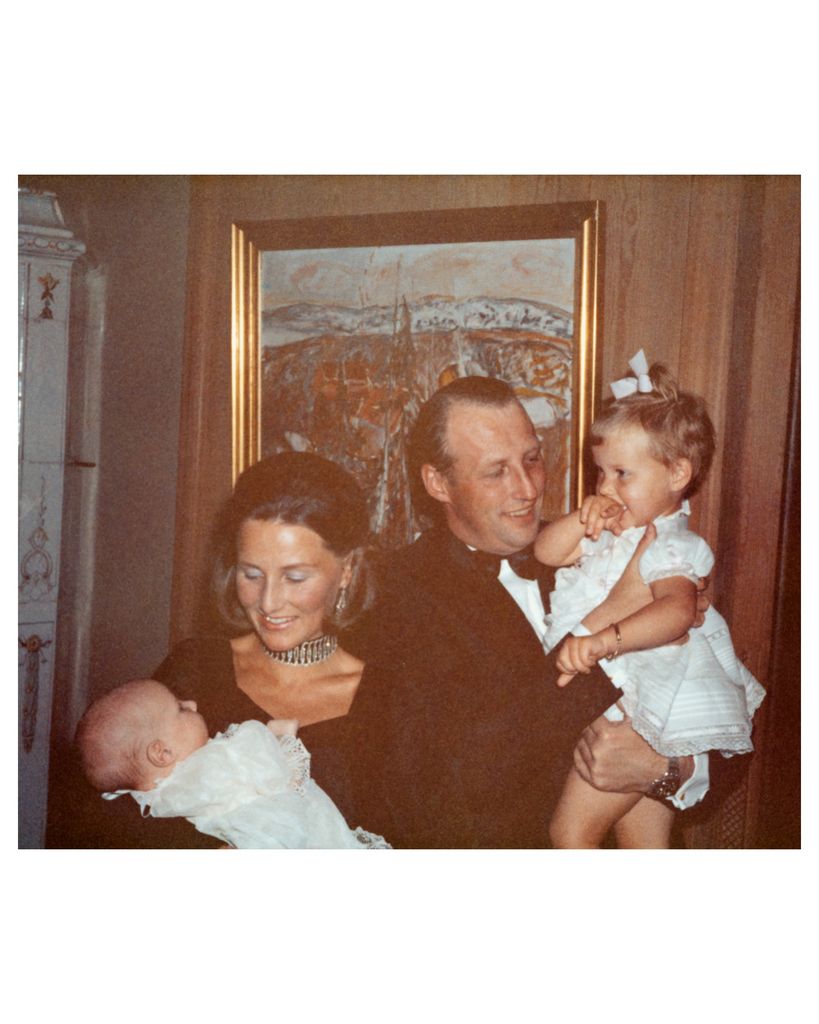 Sonia y Harald de Noruega con sus hijos Haakon y Marta Luisa de Noruega de niños