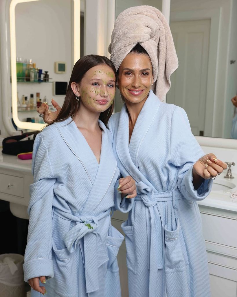 Hilaria Baldwin con su hija Carmen